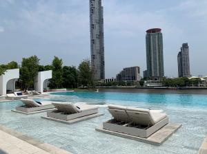 For RentCondoWongwianyai, Charoennakor : Riverside condo, stunning view, brand new room, ready to move in, very good price, welcome monthly rent term, accept credit card payment