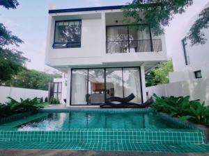 For RentHouseChiang Mai : Modern Pool Villa Private lake view Near Chiang Mai city, high ceiling house with bathtub