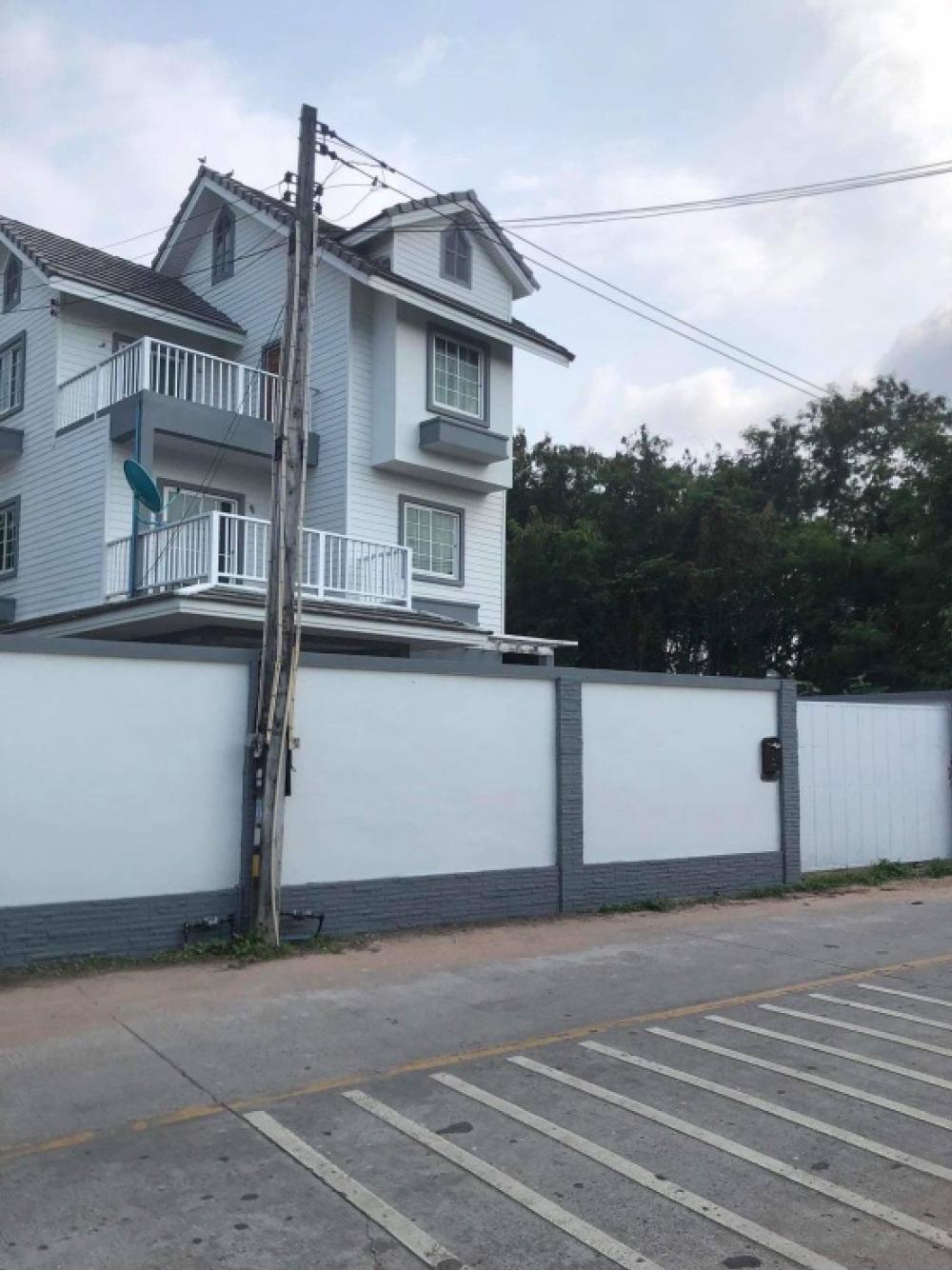 For RentHousePattaya, Bangsaen, Chonburi : 3-story detached house, land area approximately 60 sq m., 3 bedrooms, 3 bathrooms, total usable area approximately 200 sq m. Inside the house there is furniture, air conditioning, electrical appliances, Sriracha Road, Chonburi, near Chain Paul School.