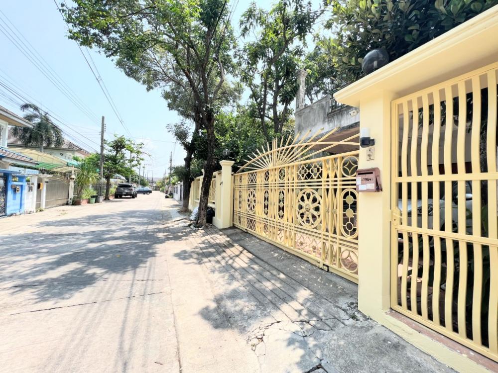 For SaleHouseRathburana, Suksawat : Big single house for sale, Soi Phuttabucha 44, convenient transportation, connecting many routes near university King Mongkut Thonburi