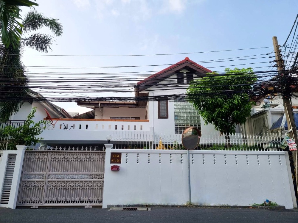 For SaleHouseRatchadapisek, Huaikwang, Suttisan : 2-storey detached house for sale, good location, convenient transportation, only 400 meters from MRT Sutthisan 2-storey detached house for sale, good location, convenient transportation, only 400 meters from MRT Sutthisan