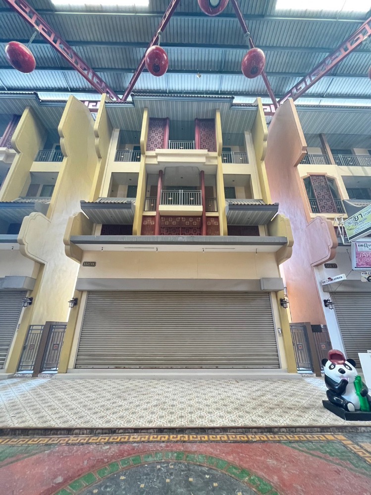For SaleShophousePhutthamonthon, Salaya : Commercial building, 3 and a half floors, Chinatown Salaya (with mezzanine), size 50 sq m, selling price 15.7 million, rent 60,000 baht per month.