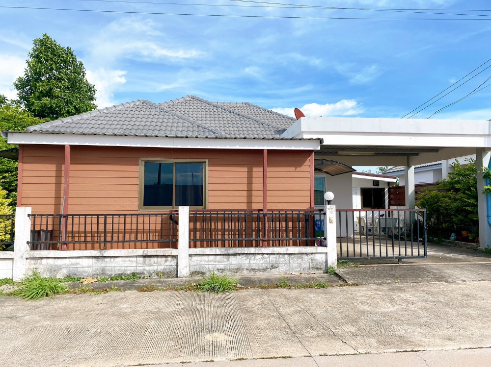 For SaleHouseChachoengsao : Ready to negotiate!!! Single storey house for sale. Maruey Village, Chachoengsao Motorway, the last alley has no houses on the opposite side. The house is spacious, quiet, area size 63.50 sq m.