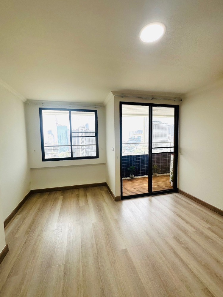 For SaleCondoSilom, Saladaeng, Bangrak : For sale, large room, 4.99 million baht, from 6.99 million baht.