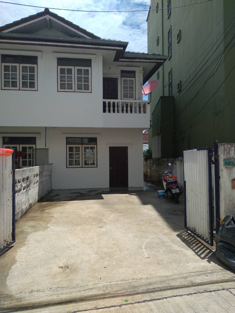 For SaleHouseRatchadapisek, Huaikwang, Suttisan : Twin house for sale, land 40.6 square wah behind Chandrakasem University