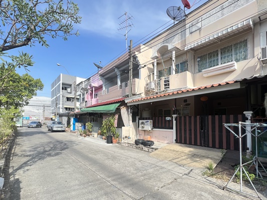 For SaleTownhouseBang kae, Phetkasem : Townhouse for sale, Nattakarn University, Phetkasem 112, area 19 sq.wa., 2 floors, next to the main road, ready to move in, 2 bedrooms, 2 bathrooms, 2 car parks, near MRT Blue Line