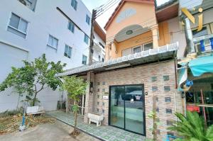 For SaleHousePattaya, Bangsaen, Chonburi : 🏡 House for rent and sale, 2 storey townhouse behind the corner, good location Suitable for buying, investing, further renovating