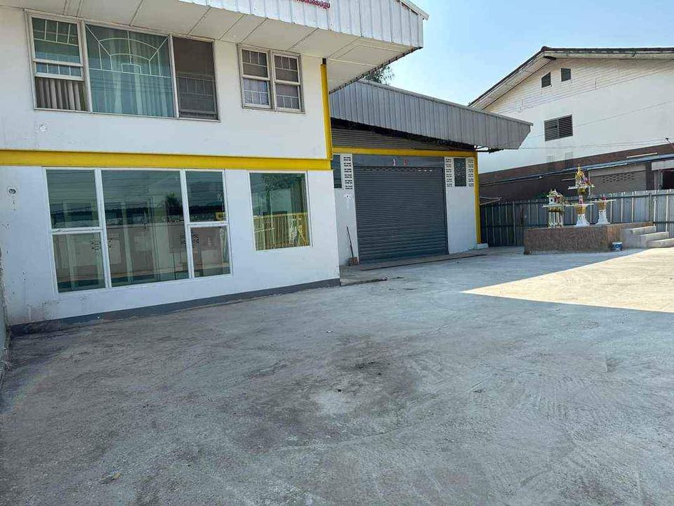 For RentWarehousePhutthamonthon, Salaya : Warehouse building for rent, usable area 1,200 sq m., with 2-storey office in front of the building There is water and electricity available.