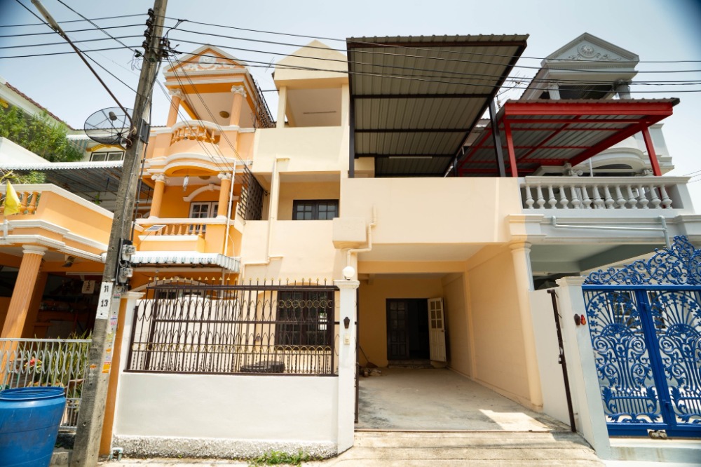 For SaleTownhouseBang kae, Phetkasem : 3-storey townhome for sale, 37 square meters, newly renovated, Kanda University 3, Soi Bang Khae 10, near Bang Khae Market and MRT (Blue Line) Bang Khae Station