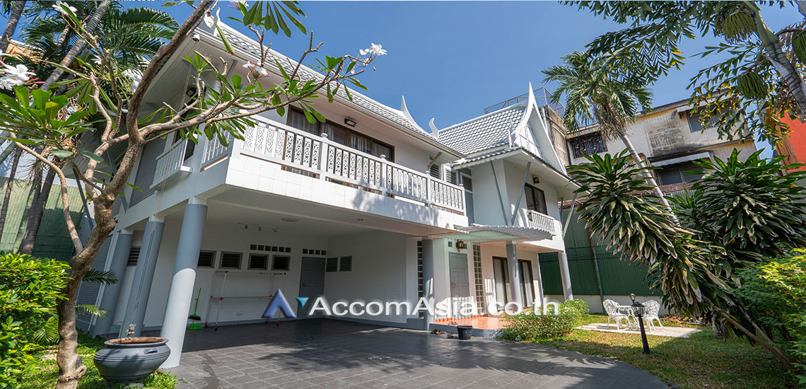 ให้เช่าบ้านสาทร นราธิวาส : 3 Bedrooms House for Rent in Sathorn, Bangkok near BTS Chong Nonsi - BTS Saint Louis at Oriental Style House in compound with pool (AA27170)