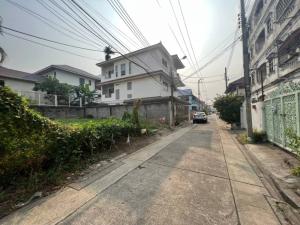 For SaleLandRatchadapisek, Huaikwang, Suttisan : WW514 Land for sale in prime location in the heart of Bangkok The land is already filled and ready to build a house or make an office. Do it at home and ask to see.