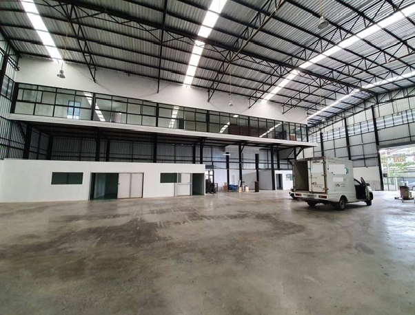 For RentWarehouseNawamin, Ramindra : For Rent, warehouse for rent, newly renovated, Soi Nuanchan, early Soi Nuanchan, not deep into the alley, area 200 square meters, large cars can enter and exit. Suitable for a warehouse, online sales, etc.