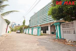 For SaleShophousePinklao, Charansanitwong : Building for sale, warehouse, Bang Khun Non, Bangkok Noi, next to the road on 2 sides, area of 208 square meters