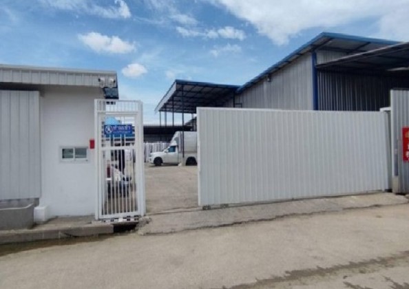 For RentOfficePattanakan, Srinakarin : SIMPLY HOME✨ Large warehouse for rent, land area 5 rai, warehouse area 5000 square meters, very good location, Praksa Road, opposite Bang Pu Industrial Estate. The trailer can be entered and exited.