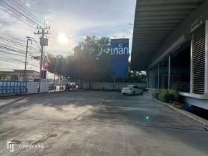 For RentRetailSamut Prakan,Samrong : 🎉 Free space for rent 400 sq.m. for opening a construction material shop with parking Located on Thepharak Road