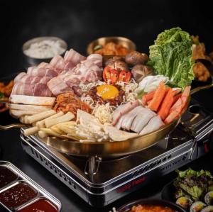 For SaleShophouseSiam Paragon ,Chulalongkorn,Samyan : Lease/sell restaurant business + karaoke, very good location, on a 3-storey building, 2 booths, corner plot, Ton Soi, Chula Banthat Thong Road area