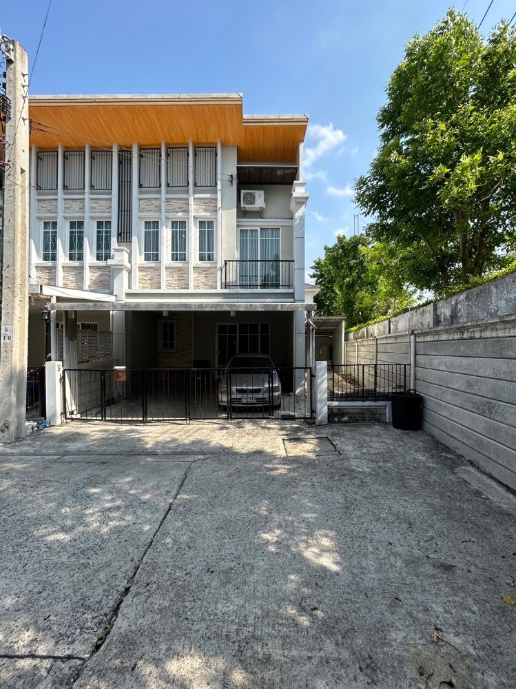 For SaleTownhouseKaset Nawamin,Ladplakao : Townhome for sale behind the edge of the Golden Town 2 project, Ladprao - Kaset Nawamin. The house on the corner!! Beautiful built-in ready