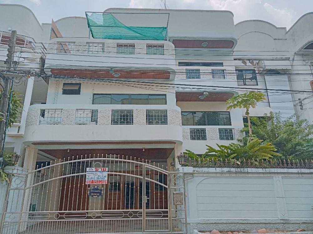For SaleTownhouseChokchai 4, Ladprao 71, Ladprao 48, : Luxury townhome for sale, 3 floors, Village No. 84, Lat Phrao 84 (2 rooms hit through), 58 sq m., good condition.