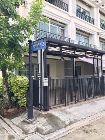 For SaleTownhouseThaphra, Talat Phlu, Wutthakat : Townhome for sale, Baan Klang Muang, Sathorn, Taksin 1, 320 sq m. 21.5 sq m. 3 parking spaces in 2 outside 1, adding in front of the garage and behind the house