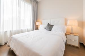 For RentCondoRama9, Petchburi, RCA : For rent, Q Asoke, 3 bedrooms, 3 bathrooms, size 90 sq m. The room has never had a tenant. Everything is new and ready to move in