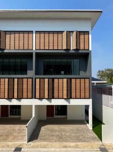 For SaleTownhouseYothinpattana,CDC : Luxury Townhome 3.5 floors near Central Eastville along the Ekamai-Ramintra Expressway. Break all the rules of the old townhome style. that you ever touched With a beautiful, elegant, modern design with functionality in the mood of a detached house.