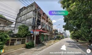 For SaleShophouseChiang Mai : Selling a 5-and-a-half storey commercial building, good location, near Khuang Sing intersection, 450 meters, Chiang Mai city, area 18 sq m., convenient transportation, next to the main road, Super Highway Chiang Mai - Lampang, Chang Phueak Subdistrict, Mu