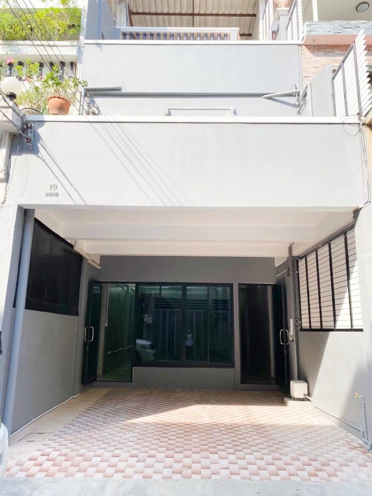 For RentHome OfficeSathorn, Narathiwat : For rent, 4-storey building for office space, 19 sqw., 234 sqm., Soi Sathorn 9 / Soi Narathiwat 4, near BTS Chong Nonsi.