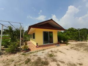 For SaleHouseSriracha Laem Chabang Ban Bueng : Selling 2 garden houses by the Nong Kho Reservoir at a cost price, good atmosphere, close to nature. not far from the community