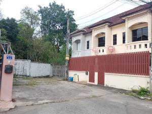 For SaleTownhouseSriracha Laem Chabang Ban Bueng : 2 storey townhouse for sale Roongrote Villa Behind Worakit Market, beautifully decorated, fully furnished, convenient to travel