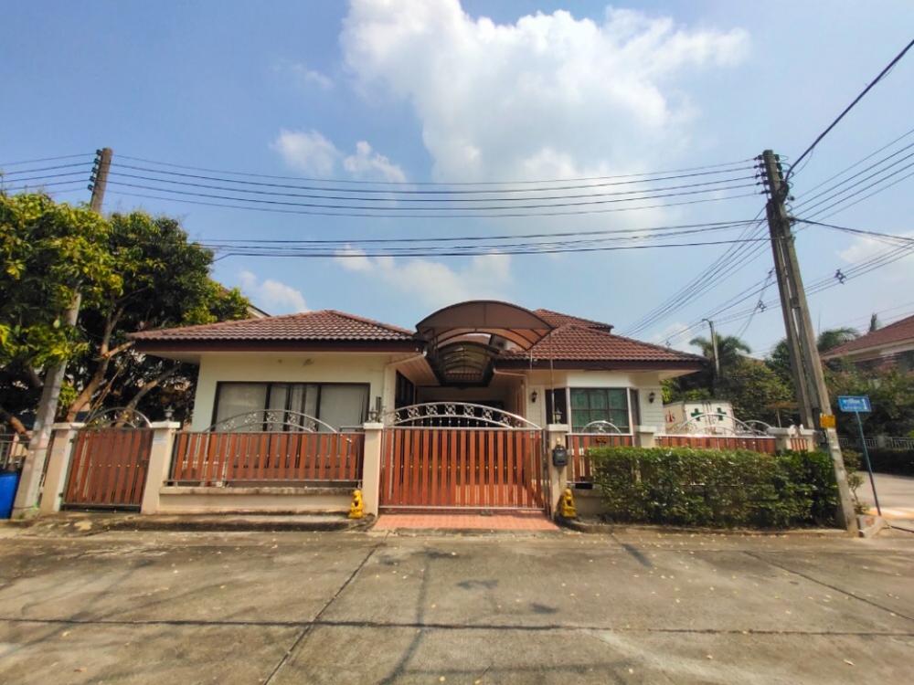 For RentHousePathum Thani,Rangsit, Thammasat : Single-storey house for rent, Charlotte&#39;s Place, Khlong 7, Lam Luk Ka, 65.6 sq m, behind the corner of the main road, the beginning of the project, in front of the house is a garden, Lam Luk Ka location, near Big C, HomePro, Lam Luk Ka Ring Road