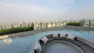 For SaleCondoThaphra, Talat Phlu, Wutthakat : 3,850,000 Baht only! One Bedroom Plus, 18th floor , 40 sq.m. Pool View, Life Sathorn Sierra