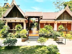 For SaleLandRanong : Land with a one-story Thai style house, area of 1 rai, forest garden view in the midst of nature, beautiful, peaceful, shady, Ko Phayam Subdistrict, Ranong Province.
