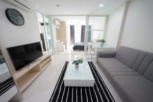 ให้เช่าคอนโดพัฒนาการ ศรีนครินทร์ : สอบถามโทร 098-951-9451 ให้เช่า Condo Elements Srinakarin ตรงข้ามซีคอนสแควร์ ขนาด 38 ตารางเมตร 1 ห้องนอน ตกแต่งครบ ชั้น3 ตึก4 ตึกใหม่ติดสระว่ายน้ำ ที่จอดรถขนาดใหญ่ (ไม่รับนายหน้า)