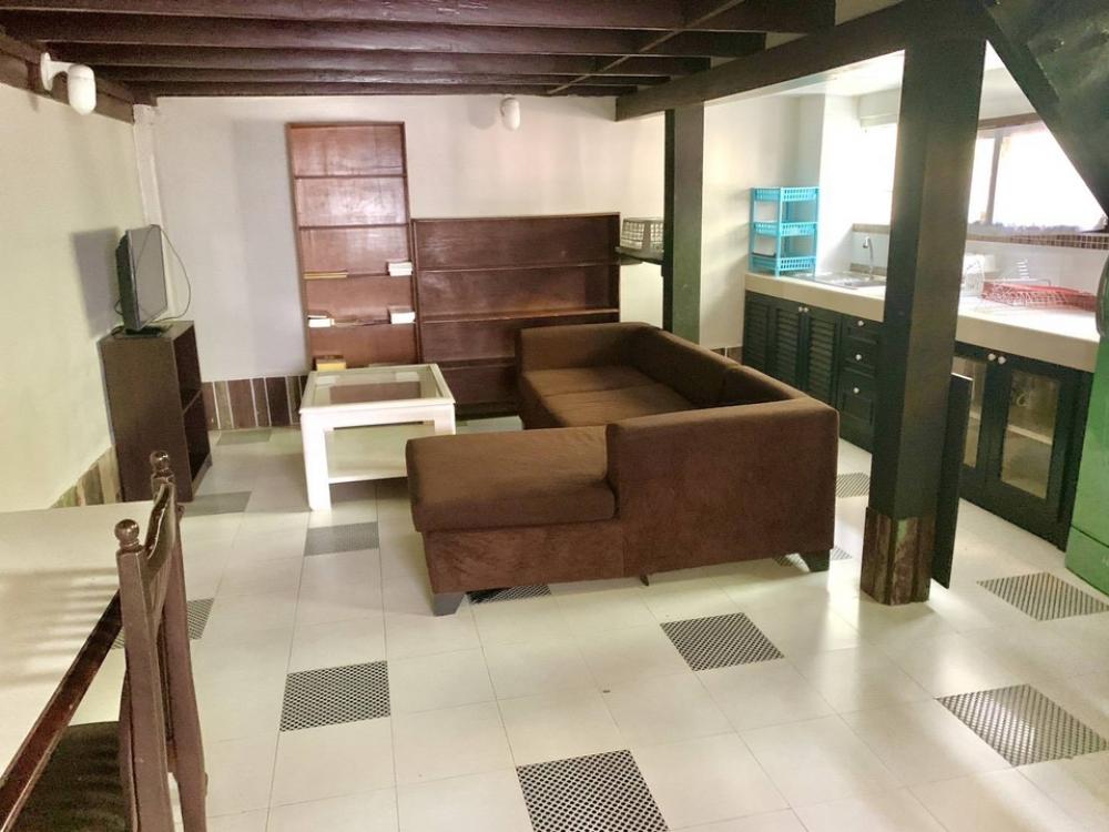 For RentHouseYaowarat, Banglamphu : House for rent in the heart of the city, only foreigners, 40 sq.wa., 2 floors, 1 bedroom, 1 bathroom, 1 kitchen, 2 air conditioners, shady, next to a quiet canal, near Sanam Luang, near the UN, near the BTS station, safe Pom Prap Sattru Phai district. Ban