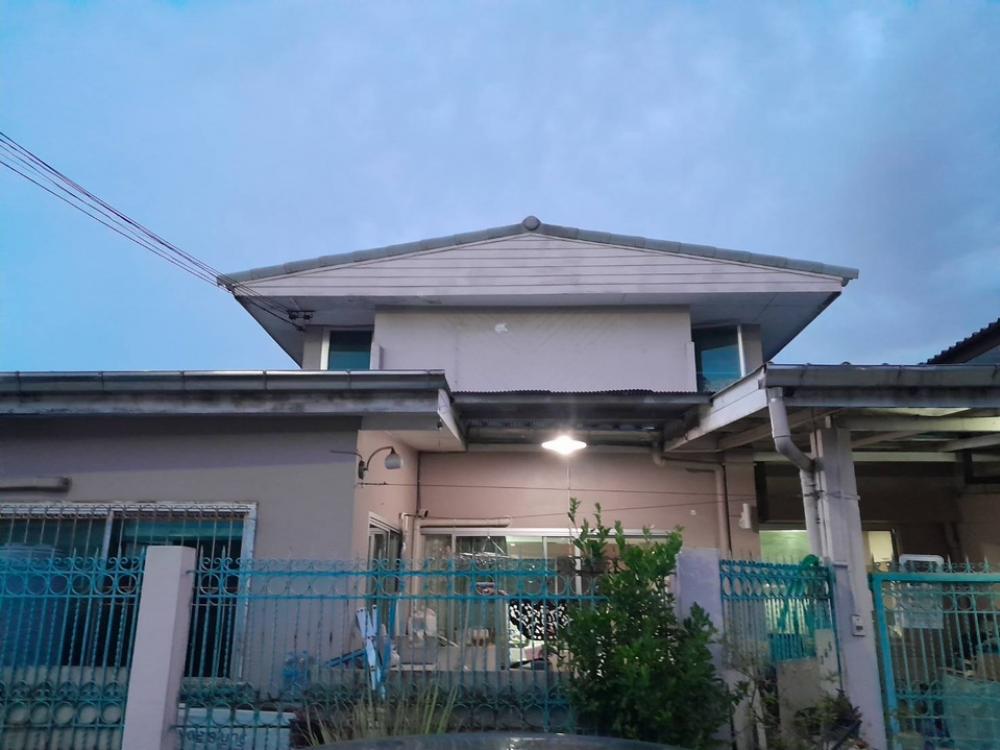 For SaleHouseRama9, Petchburi, RCA : >>> House for sale, Seri Suay village, Rama 9 behind The Nine mall *** Area 50 sq m. *** 2 floors *** Beautiful decoration, good location *** Suitable for living, making offices, buying, investing, etc. *** Just 10 minutes away from T