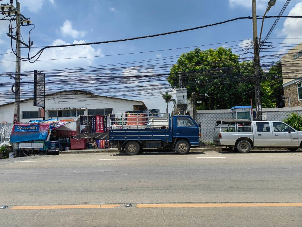 For SaleLandLadkrabang, Suwannaphum Airport : Land for sale 2-1-86 rai, next to Chaloem Phrakiat-On Nut Road, near Airport Link, Thap Chang Checkpoint, near Kanchanaphisek Outer Ring Road and motorway.