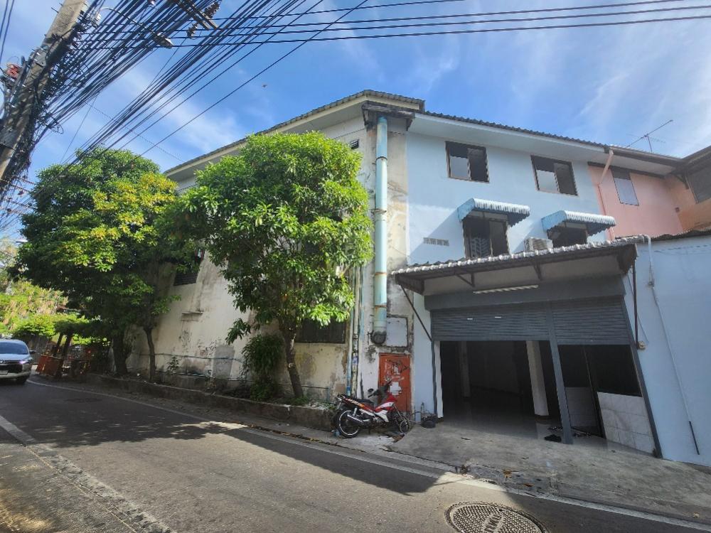For RentTownhouseSukhumvit, Asoke, Thonglor : 💥OWNER POST💥 Rent a townhome, Sukhumvit 26 location 👉 2 houses hit through // 3 floors, usable area 300 square meters
