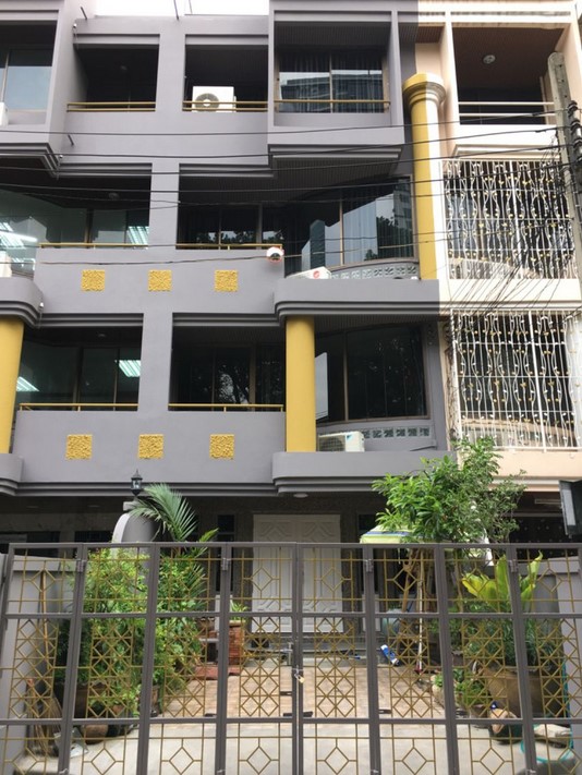 For SaleTownhouseWongwianyai, Charoennakor : Townhouse for sale in Charoennakorn 16 with roof deck