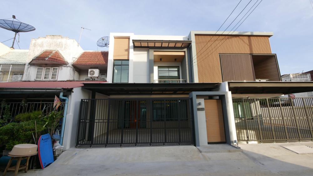 For SaleTownhouseSeri Thai, Ramkhamhaeng Nida : 2-storey townhome for sale, Laddawan University, Ramkhamhaeng University, Nida Intersection, Sriburapha Road, size 36 sq m, 3 bedrooms, 3 bathrooms, newly decorated, special price