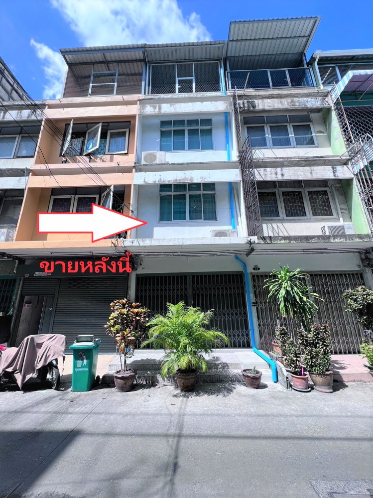 For SaleShophouseRama9, Petchburi, RCA : Commercial building for sale, Pracha Songkhro 6, Din Daeng, Bangkok, 3 floors with a rooftop