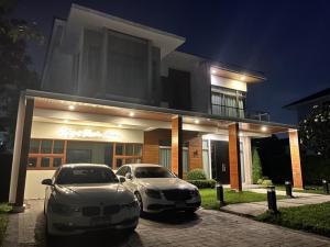 For RentHouseLadkrabang, Suwannaphum Airport : 2-storey detached house for rent, Perfect Place Sukhumvit77, with 5 bedrooms, 4 bathrooms, 1 office room, 1 fitness room, 3-4 car parks, rent 200,000 baht/month, Lat Krabang Road 20/3