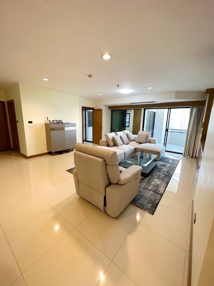 For RentCondoSukhumvit, Asoke, Thonglor : Condo Fifty Fifth Tower for rent, beautiful room, ready to move in Very spacious If anyone is interested, hurry up to contact me.