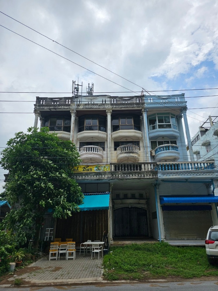 For SaleShophouseRayong : Commercial building for sale in front of Mae Ramphueng Beach, Rayong, 3 floors high, many accommodation and restaurants There are tourists all the time