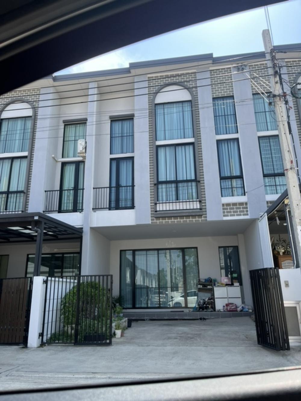 For SaleTownhouseRathburana, Suksawat : For sale: Chewa Home Suksawat Pracha Uthit 90 project, house number 989/16, 4 bedrooms, 3 bathrooms, decorated with a minimalist kitchen.