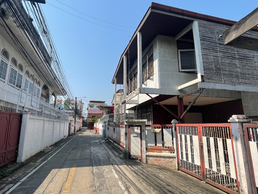 For SaleLandAri,Anusaowaree : Urgent sale!! Land with a house in Soi Areesamphan5, good price, sold by the owner.