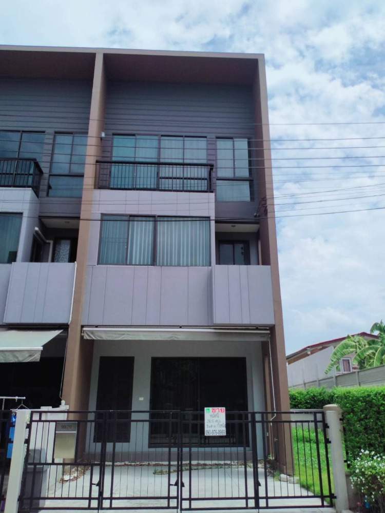 ขายทาวน์เฮ้าส์/ทาวน์โฮมมีนบุรี-ร่มเกล้า : ขาย/Sell ทาวน์โฮม 3 ชั้น 38.5 ตรว. ม.กลางเมืองกรุงเทพกรีฑา  บิวด์อินทั้งหลัง แปลงมุม มีสนามหญ้า  ขายถูกที่สุดในโครงการ