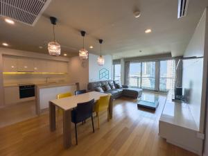 ให้เช่าคอนโดวงเวียนใหญ่ เจริญนคร : Nicely Furnished 2 Beds Condo for Rent Facing IcionSiam!