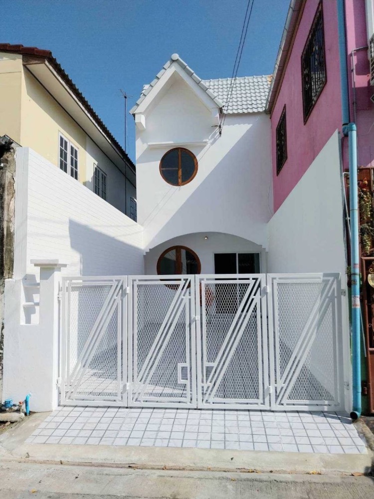 For SaleTownhouseMin Buri, Romklao : Townhome for sale, Prawan Waree Village, 59, 90 sq m., 23 sq m. Renovate house, beautiful, working on new electricity and water pipes. ready to submit bank