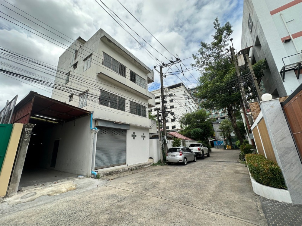 For SaleLandPinklao, Charansanitwong : Sale of land with buildings on land 115 square wa.