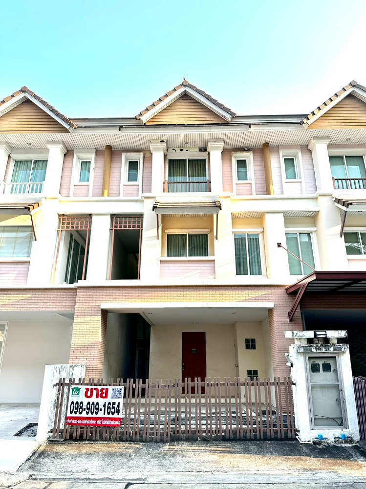 For SaleTownhouseRamkhamhaeng, Hua Mak : Big townhome for sale in the heart of the city, Hua Mak area, near ABAC, suitable for residence or office